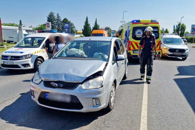 Összetolta az álló kocsisort egy Ford Szombathelyen