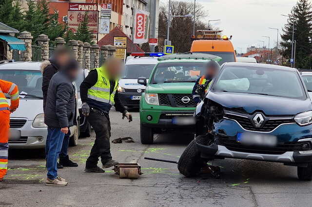 Rosszul lett az asszony - autómentőnek hajtott egy Renault Szombathelyen