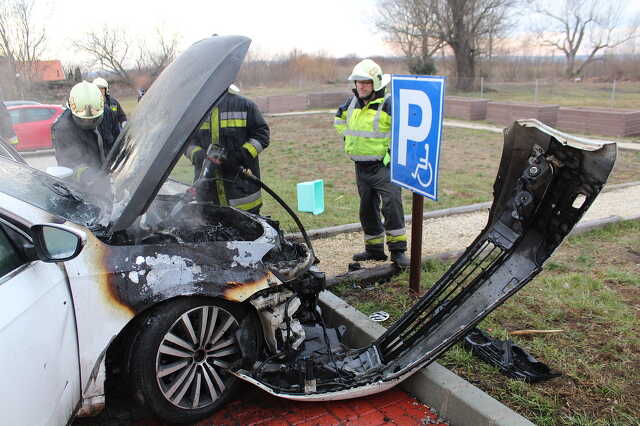 Volkswagen motorterében keletkezett tűz Celldömölkön Fotó: Giczi Sándor