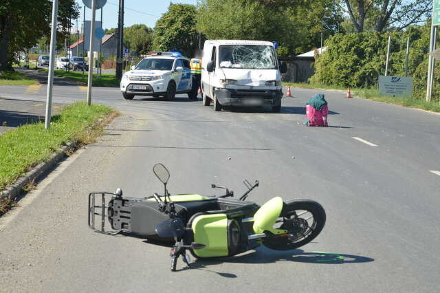 Keeway robogó kanyarodott Fiat furgon elé Szombathelyen