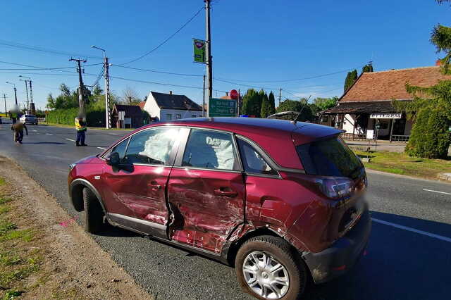 Mitsubishi hajtott Opel elé a 84-es főúton, Tompaládonyban