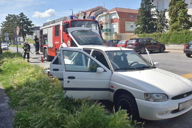 Különös tűzeset: ruhák izzottak egy Ford csomagtartójában - a műszerfal borítása is felhólyagosodott