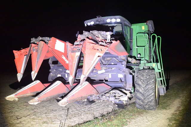 John Deere munkagépből folyt motorolaj a 76-os főútra, Hegyhátsál közelében