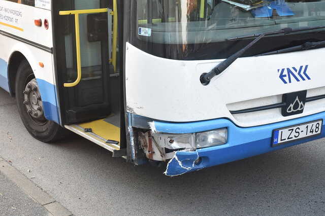 Audi és busz ütközött Szombathelyen