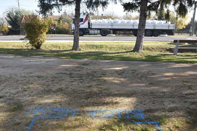 Parkolót festett a traffipaxnak