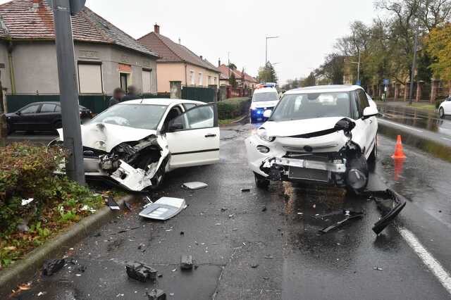 Villanyoszlopnak csapódott a külső sávban haladó Ford
