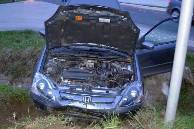 Honda csapódott beton vízelvezető árokba