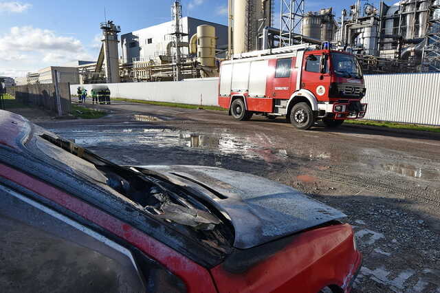 Skoda gyulladt ki egy nagy faipari cég kerítése mellett Szombathelyen 