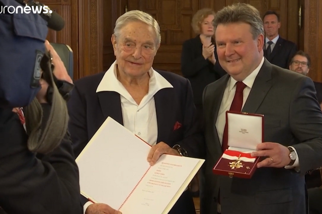 Kitüntették Bécsben Soros Györgyöt