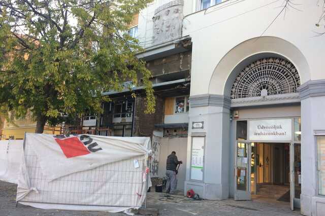 Felállványozták a volt Centrum áruház épületét