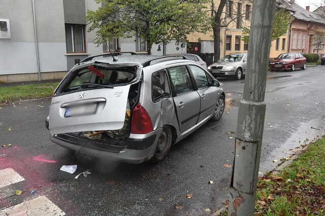 Oszlopnak csapódott a VW elé hajtó Peugeot Szombathelyen 