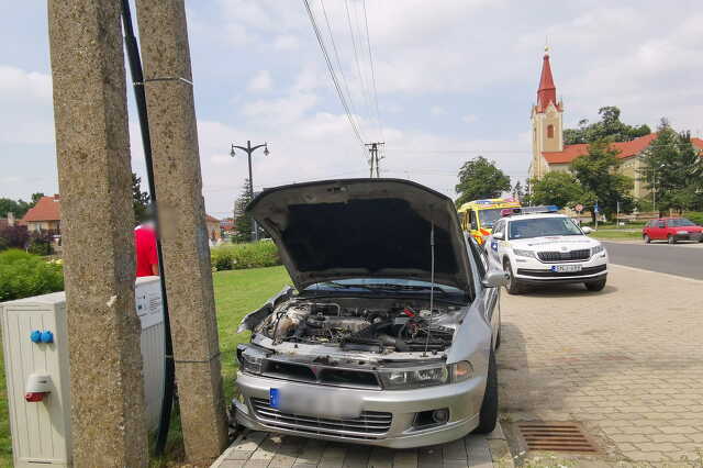 Áramszünetet okozott egy baleset Vépen - Mitsubishi hajtott villanyoszlopnak