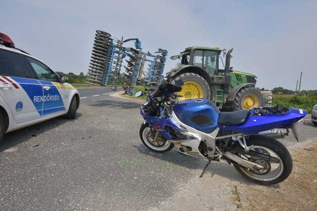 Kanyarodó John Deere traktor ütközött Suzuki motorral a 86-os főúton, Körmendnél
