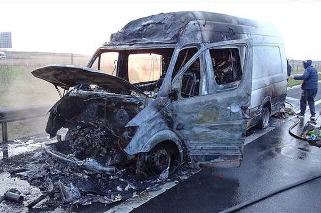 Kiégett Mercedes kisbusz az M5-ösön