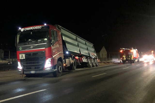 Hulladékvasat szállító Volvo hajtott árokba Rönökön