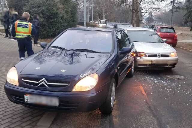 Volkswagen és Citroen koccant a szombathelyi Tóvendéglőnél