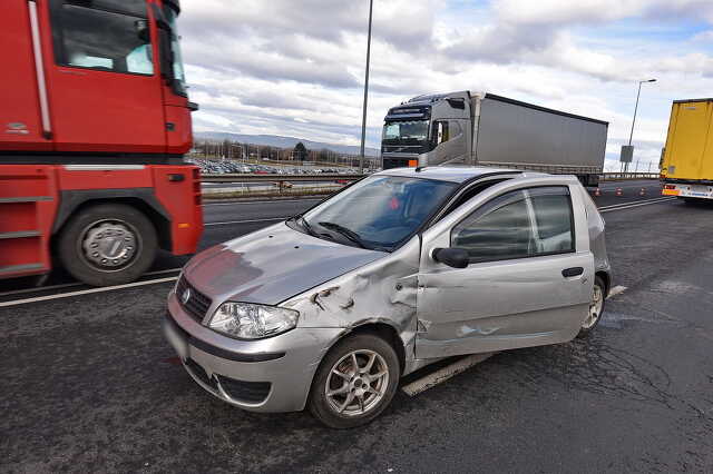 Fiat ütközött kamionnal a Zanati úti felüljárón