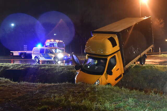 Elbóbiskolt a körforgalomban a sofőr – árokba gurult egy Renault teherautó Szombathely határában