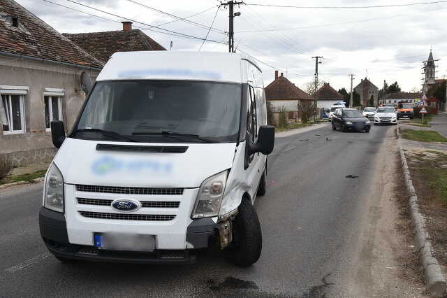 Ford áruszállítónak ütközött egy kanyarodó Opel Szelestén