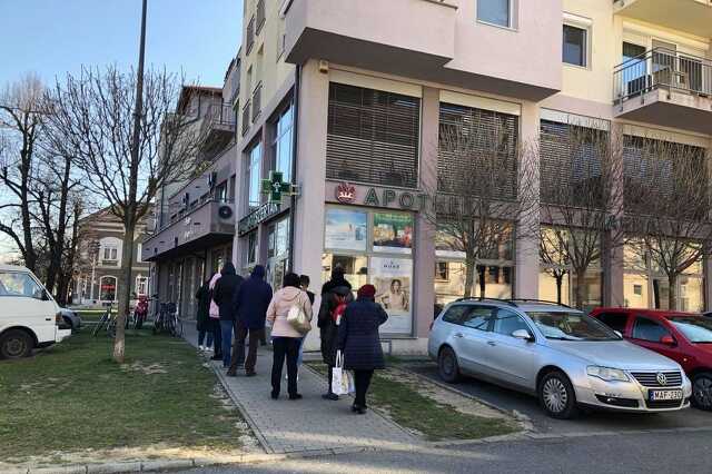 Hosszú sorok a szombathelyi patikák előtt