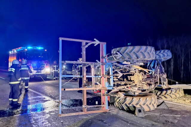 Traktort borított egy Fiat a 86-os főúton Körmend közelében
