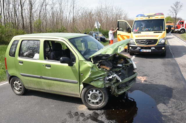 Ford hajtott Opel elé a 84-es főúton