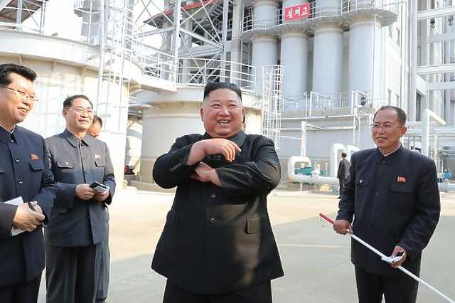 Kim Dzsong Un gyárat avat
