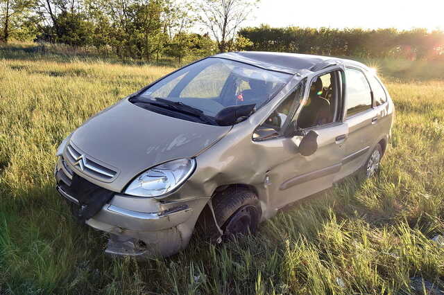 Átpördült a tetején a Citroen 