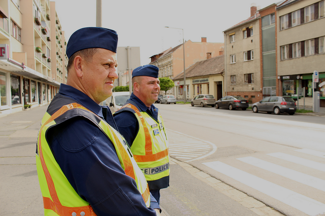 Rendőrség a zebránál