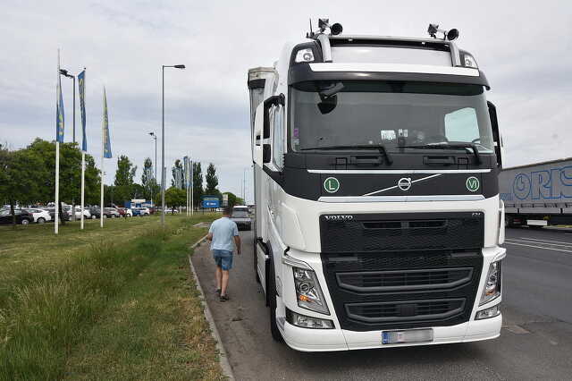 Volvo kamion oldalába hajtott egy Peugeot Szombathely határában 