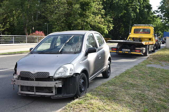 Oszlopnak hajtott egy Toyota Szombathelyen