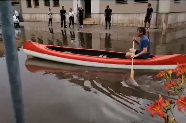 Kajakozás Esztergomban az utcán