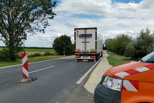 Lerobbant kamion akadályozza a haladást a 84-es főúton 