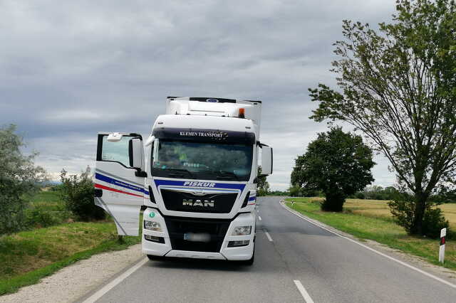 Lerobbant kamion akadályozza a haladást a 84-es főúton 