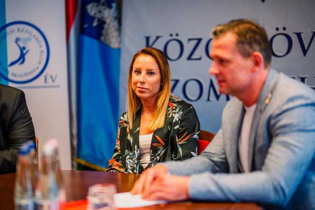 Orbán Adrienn aláírt az SZKKA-hoz