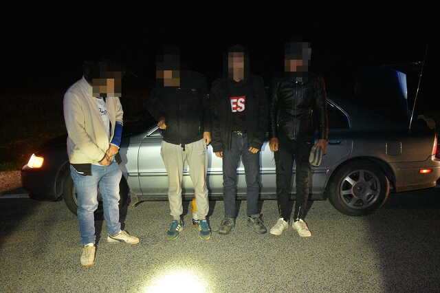 Migránsok és embercsempészek a 84-es úton