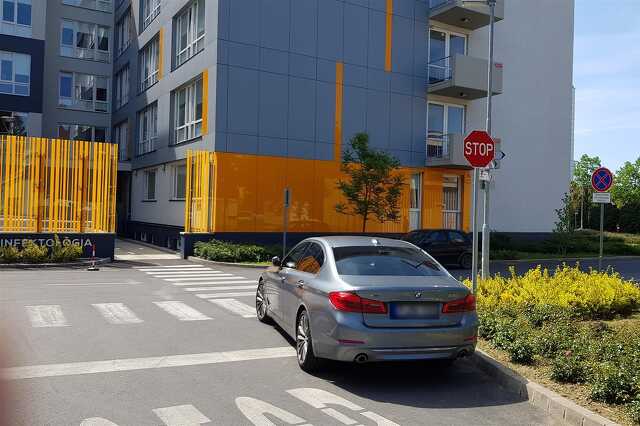Szabálytalan és kreatív parkolások Szombathelyen