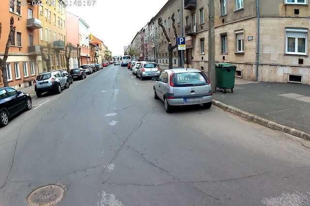 Szabálytalan és kreatív parkolások Szombathelyen: Széll Kálmán utca
