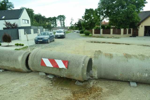 Betongyűrákkel zárta le az utat
