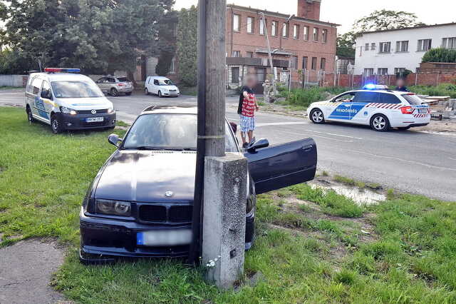 Vita után koccanás – oszlopnak gurult a BMW Szombathelyen