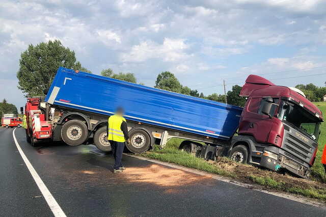 Scania teherautó csúszott árokba Hosszúperesztegnél, a 8-as főúton