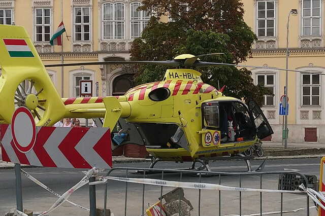 Mentőhelikopter a Széchenyi téren