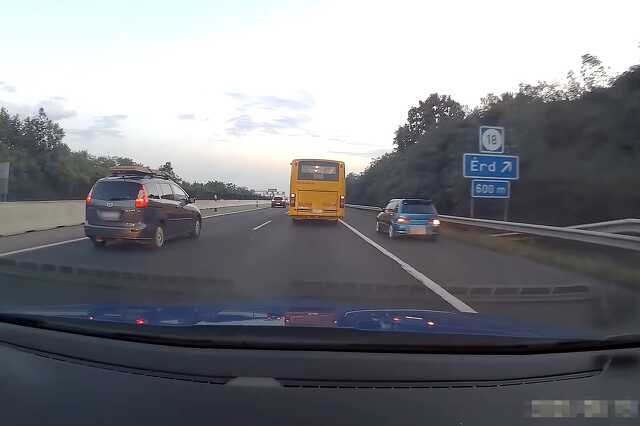 Leállósávban közlekedő az M7-esen