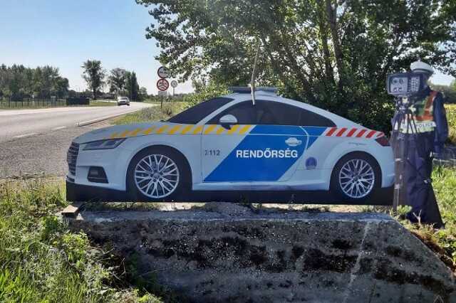 Életnagyságú bádogrendőr