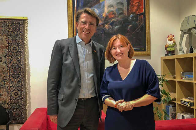 Iain Lindsay brit nagykövet és Roznár Gyöngyi főszerkesztő