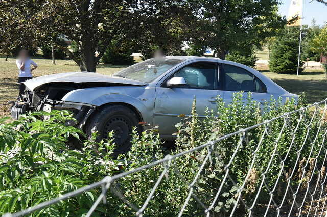 Betonoszlopokat törve hajtott a Gabonakutató udvarára egy Ford a 87-es főúton