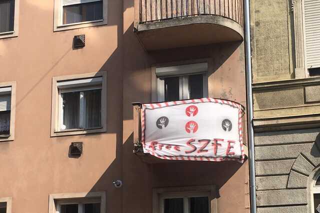 Free SZFE lepedő a Király utcában