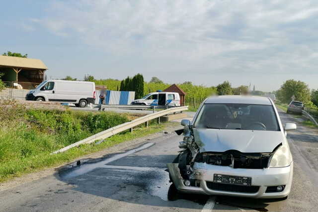 Fiat áruszállító kanyarodott előzésből visszatérő Toyota elé Söpte közelében