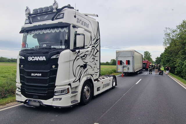 Azonnal szétakasztott a Scania vezetője, amikor észlelte, hogy ég a pótkocsi kereke - időben megfékezték a tüzet