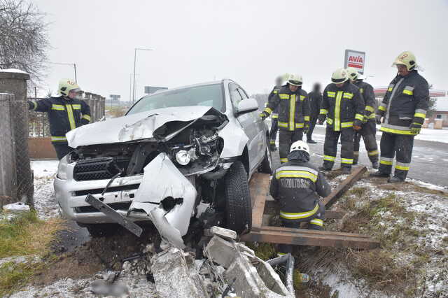 Oszlopot döntött egy Toyota Molnaszecsődön - áramszünet van a falu nagy részén